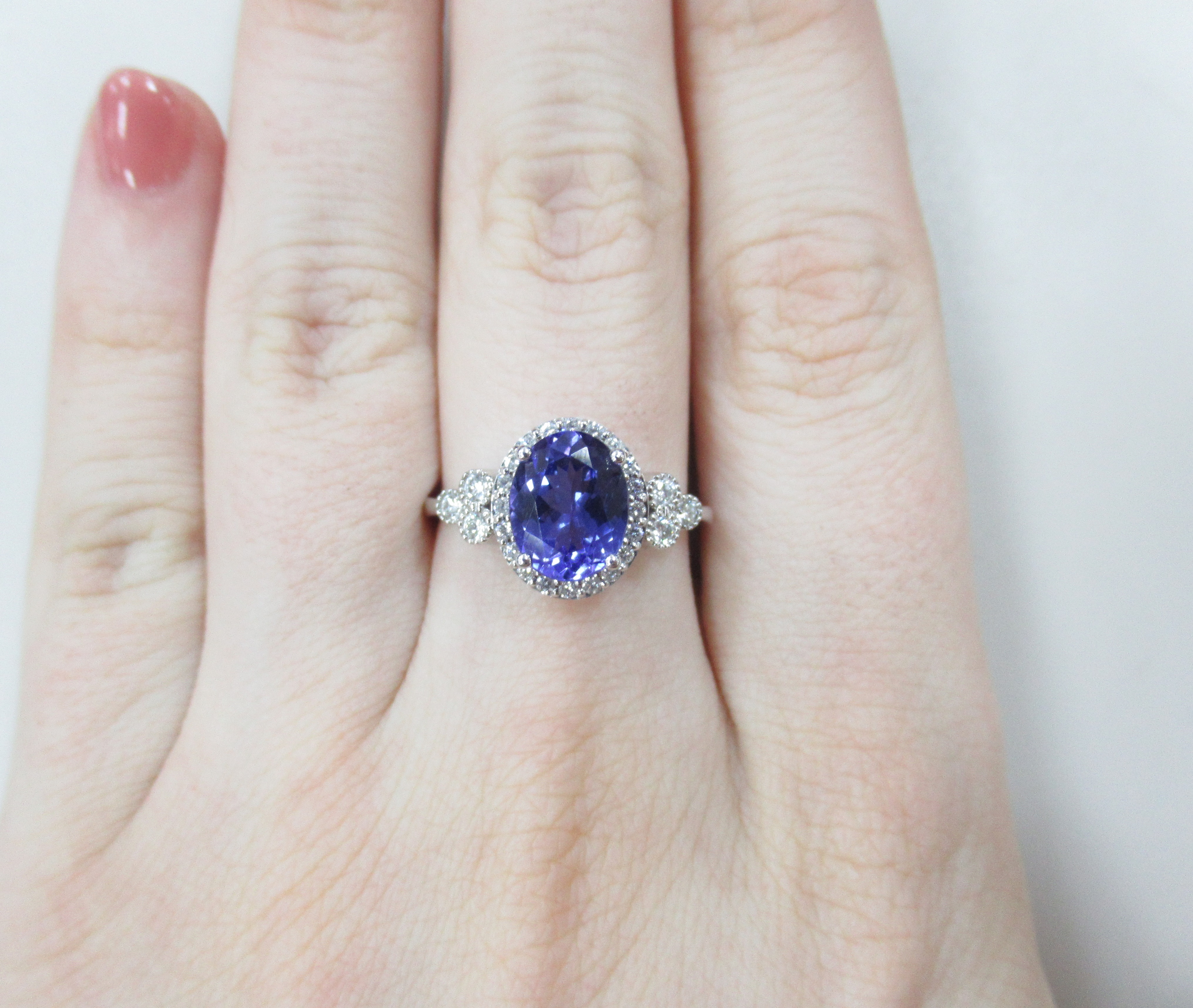 Кольцо из белого золота с танзанитом